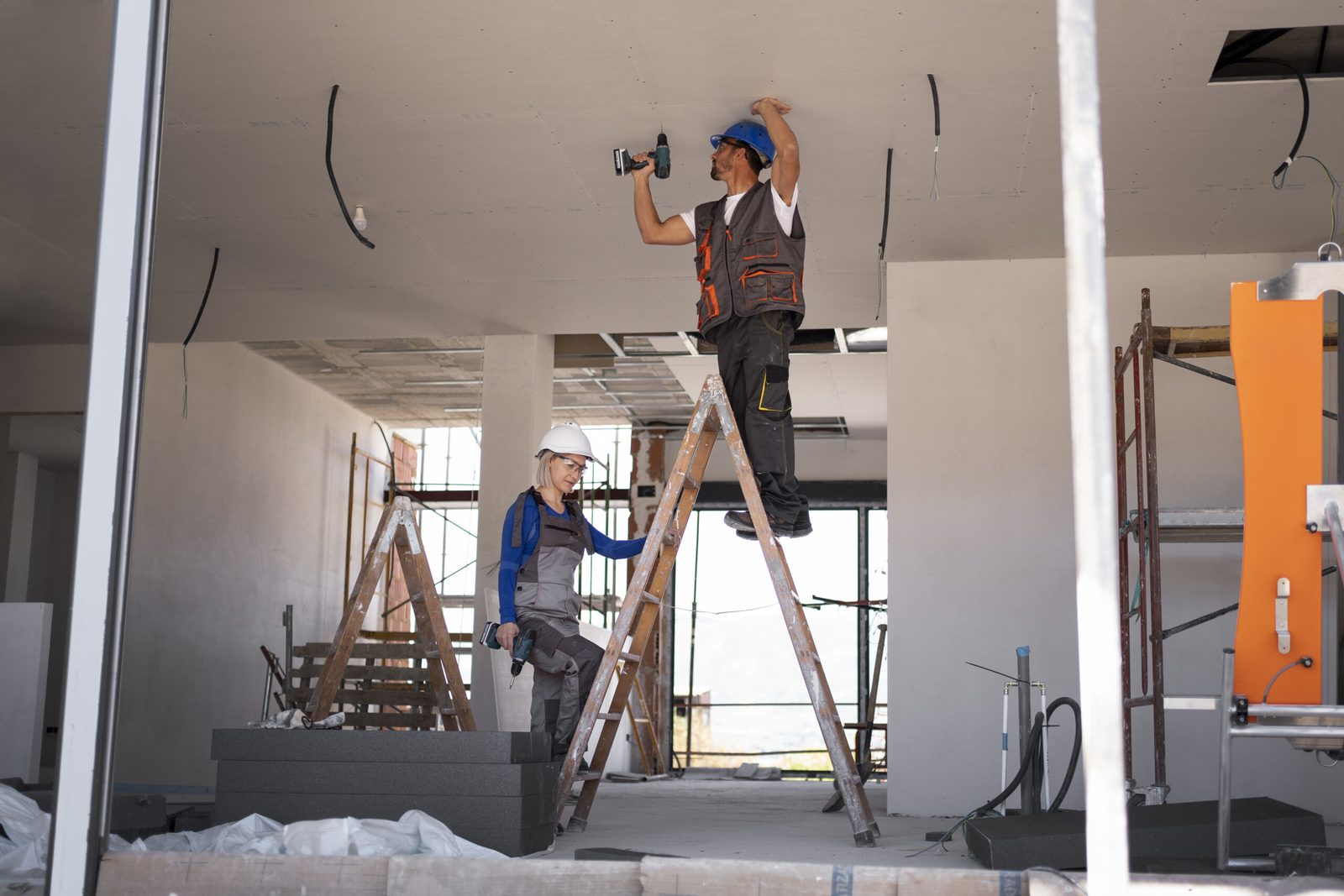 Equipo de mantenimiento trabajando en un apartamento en Gibraltar
